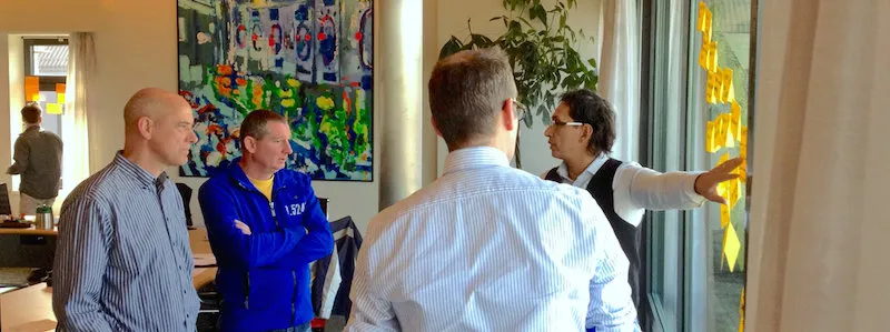 Deelnemers oefenen een creatief denken werkvorm tijdens de training creatief denken voor teams