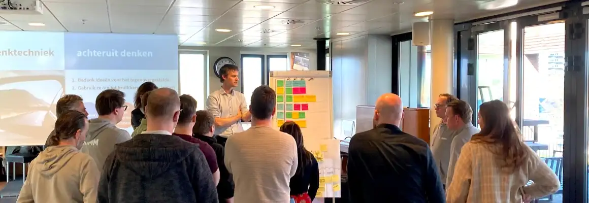 Workshopruimte met deelnemers die een training in creatief denken volgen