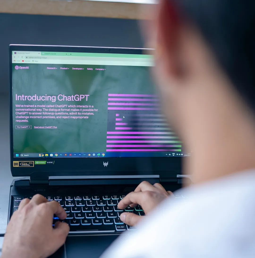 medewerkers gebruikt chatgpt in een brainstorm